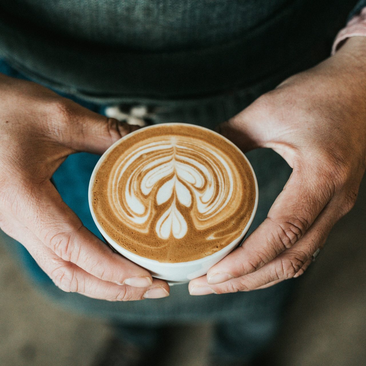 Kaffeetasse mit Blume aus Milchschaum